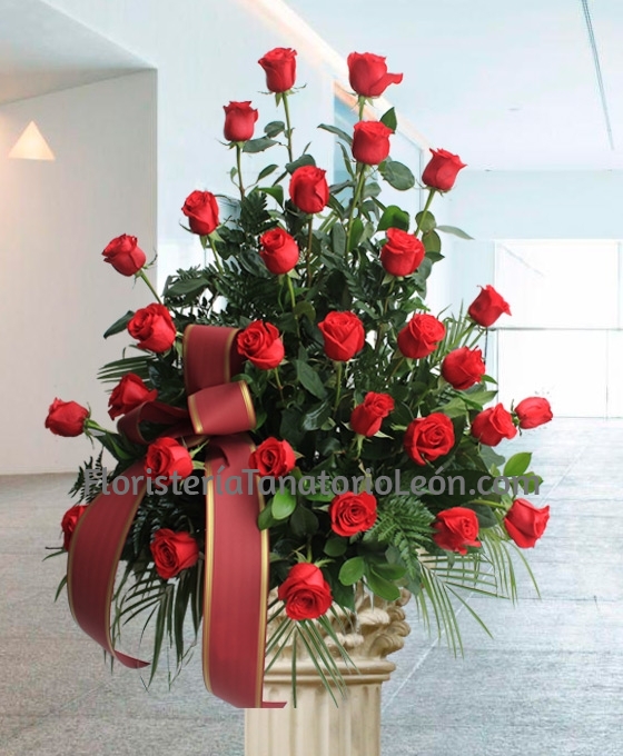 Centro floral funerario 30 rosas rojas